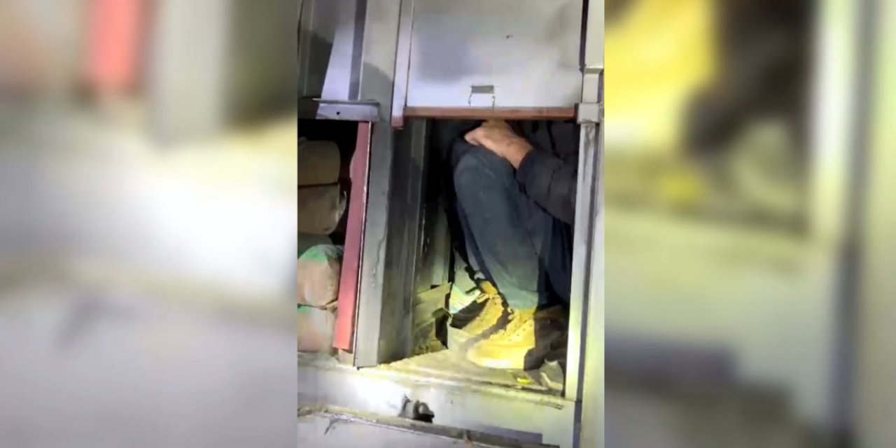 Tır'ın Dorsesindeki Gizli Bölmeden 24 Kaçak Göçmen Çıktı