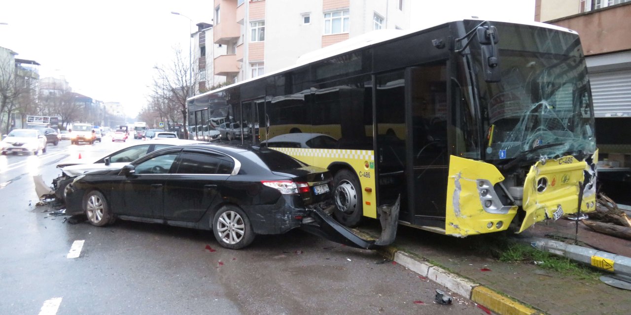 Ataşehir'de İett Otobüsü Park Halindeki 5 Araca Çarptı