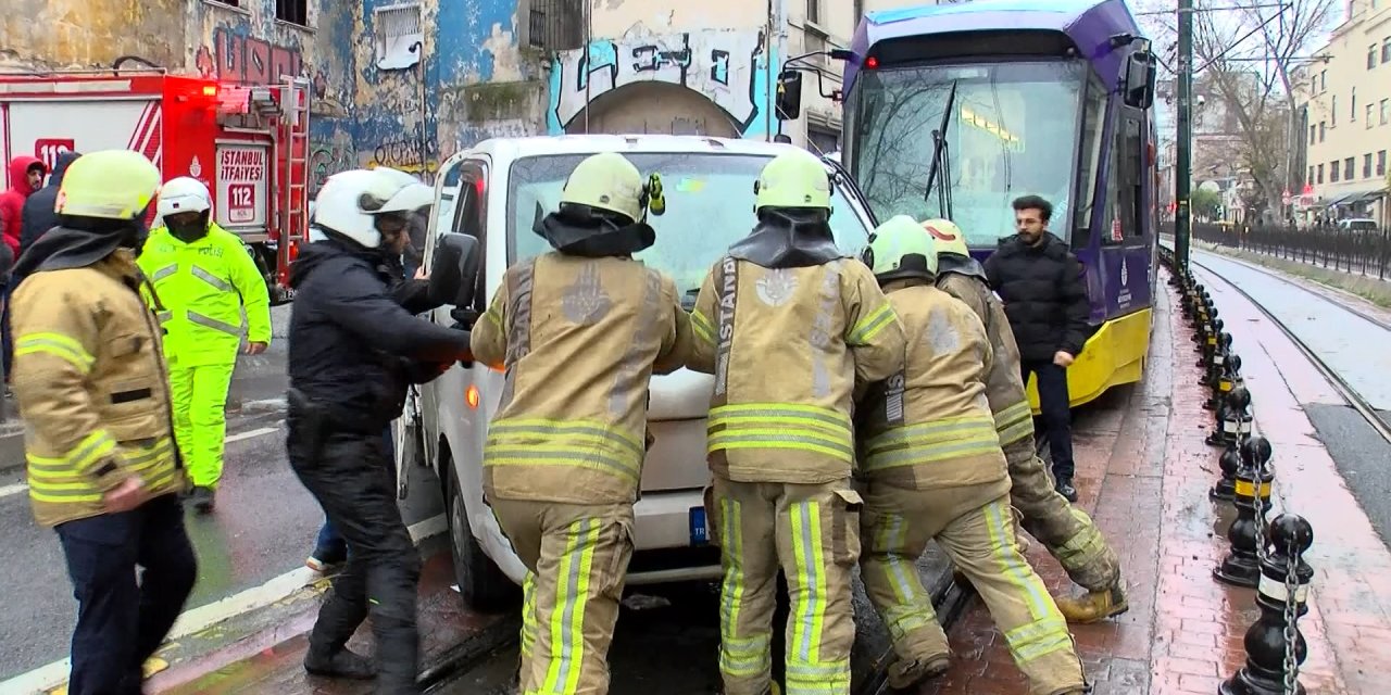 (Geniş Haber) Karaköy'de Tramvay Kamyonete Çarptı