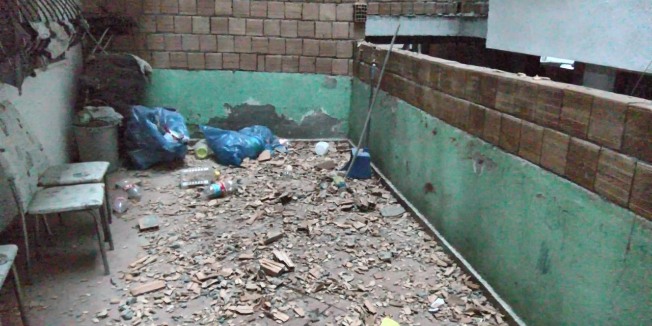 Esenyurt'ta İnşaatı Devam Eden Binadan Düşen Tuğlalar Deprem Paniği Yarattı