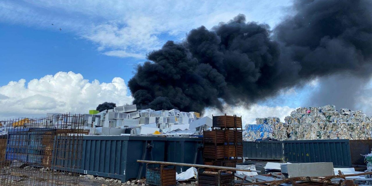 Manisa'da İkinci Kez Yangın Çıkan Geri Dönüşüm Tesisi Mühürlendi