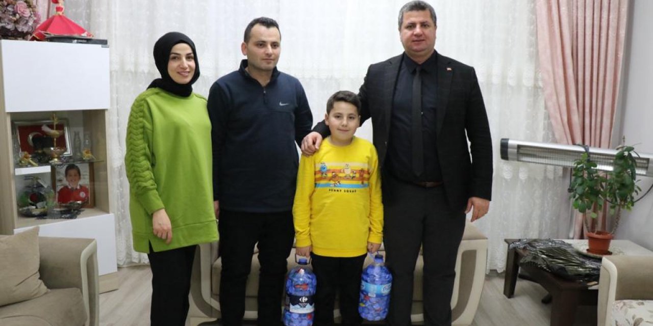 Bakan Göktaş'tan Engelli Arkadaşları İçin Mavi Kapak Toplayan Süleyman'a Teşekkür