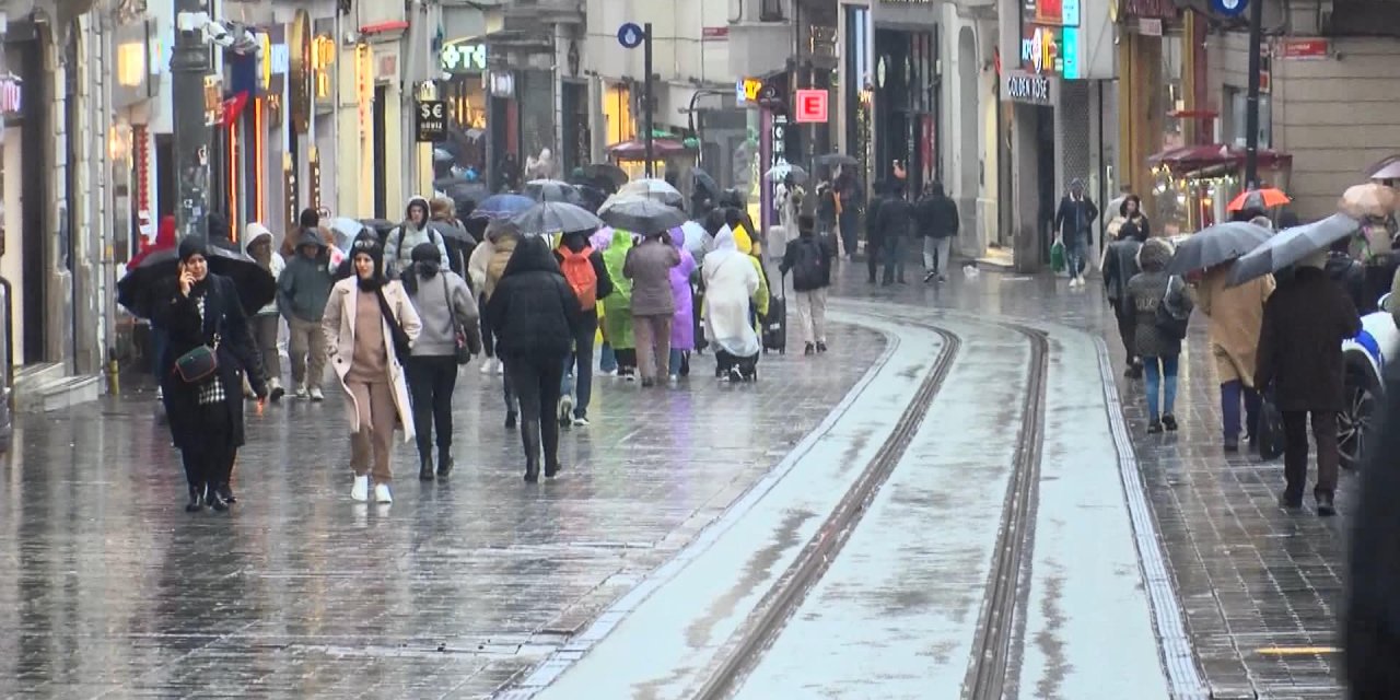 Beylikdüzü'nde Kar Taksim'de Karla Karışık Yağmur