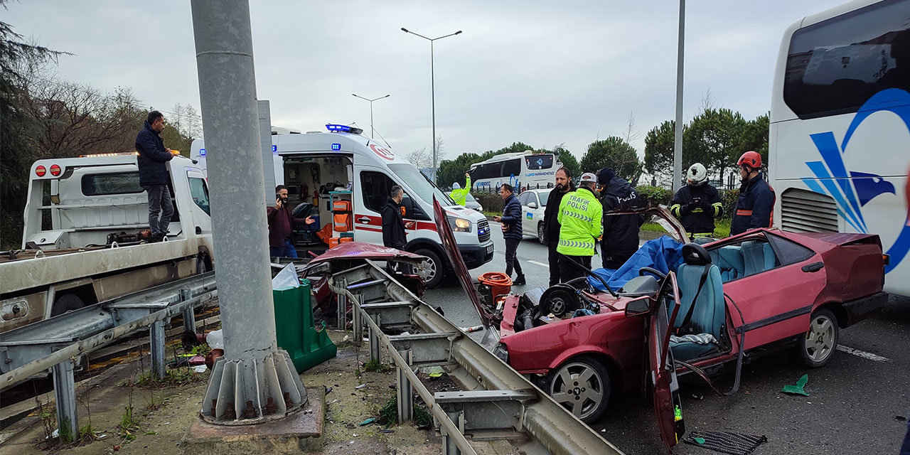 Bariyere Çarpan Otomobil Parçalandı: 2 Ölü, 2 Yaralı