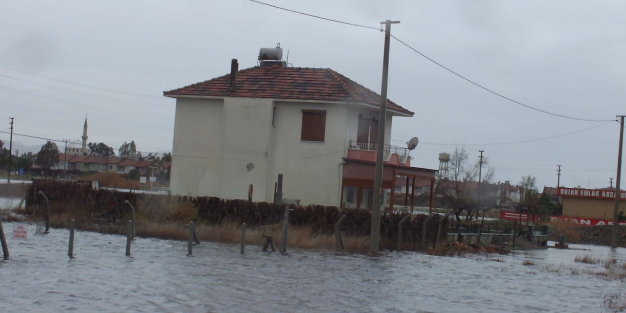 Ayvalık'ta Sağanak; Evleri Su Bastı, Yollar Dereye Döndü (2)