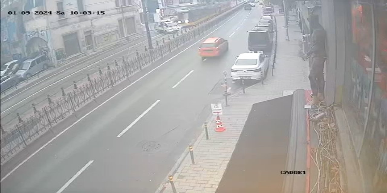 Karaköy'de Tramvayın Kamyoneti Metrelerce Sürüklendiği Anlar