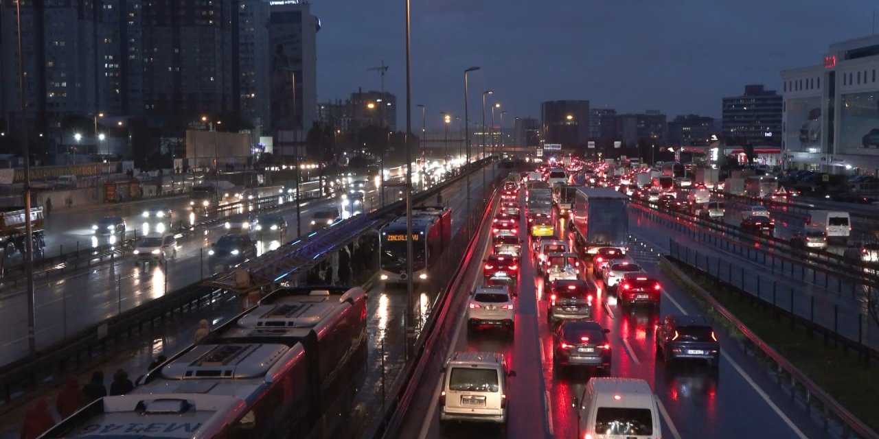 İstanbul'da Yağışlı Havanın Da Etkisiyle Trafik Yoğunluğu Oluştu