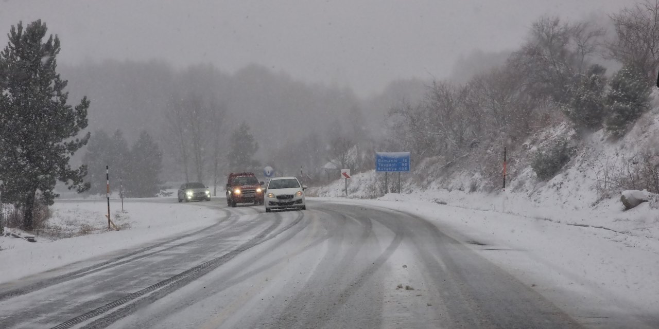 Kütahya’da Kocayayla Geçidi Kar Nedeniyle Tır Geçişlerine Kapatıldı