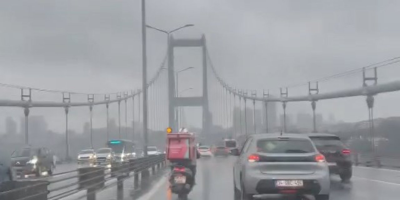 Şiddetli Rüzgarda Köprüden Geçmeye Çalışan Motosikletlilere Sürücü Desteği