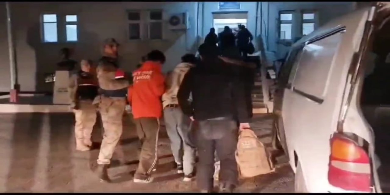 Bitlis'te 24 Düzensiz Göçmen İle 2 Organizatör Yakalandı