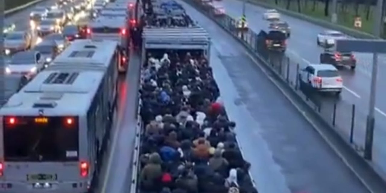 Üsküdar'da Metrobüs Arızalandı; Duraklarda Yoğunluk Yaşandı