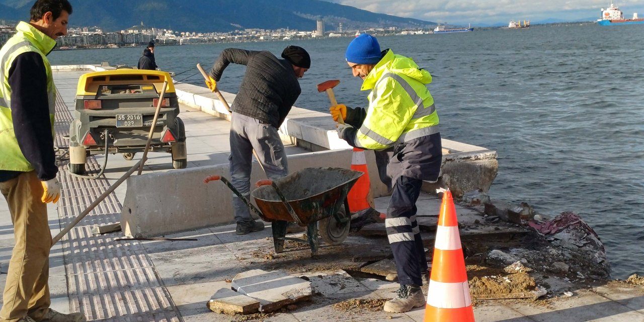 İzmir'de Kıyıya Çıkan Vapur, Limana Çekildi