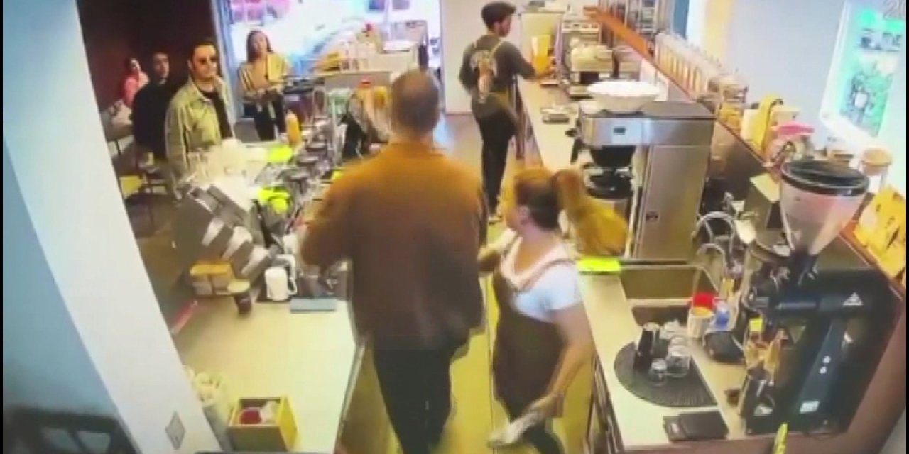 Kız Arkadaşının Kahve Bardağına Gülücük Çizen Baristayı Dövdü