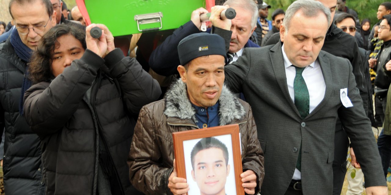 Basketbol Oynarken Fenalaşıp Ölen Endonezyalı Üniversite Öğrencisi, Kayseri'de Toprağa Verildi