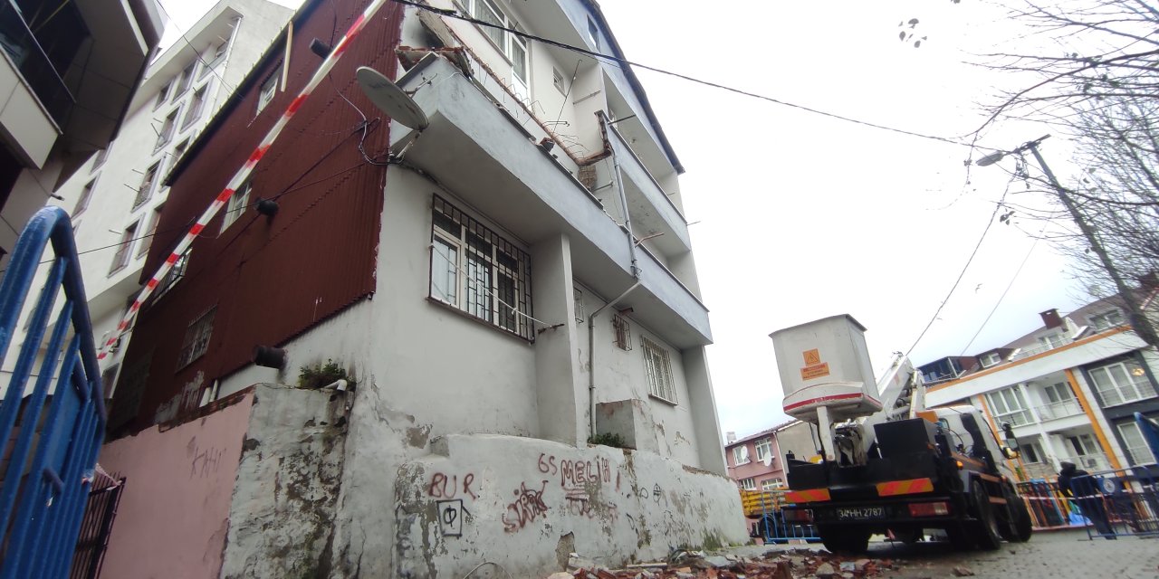 Kağıthane'de Balkon Çöktü; O Anlar Kamerada