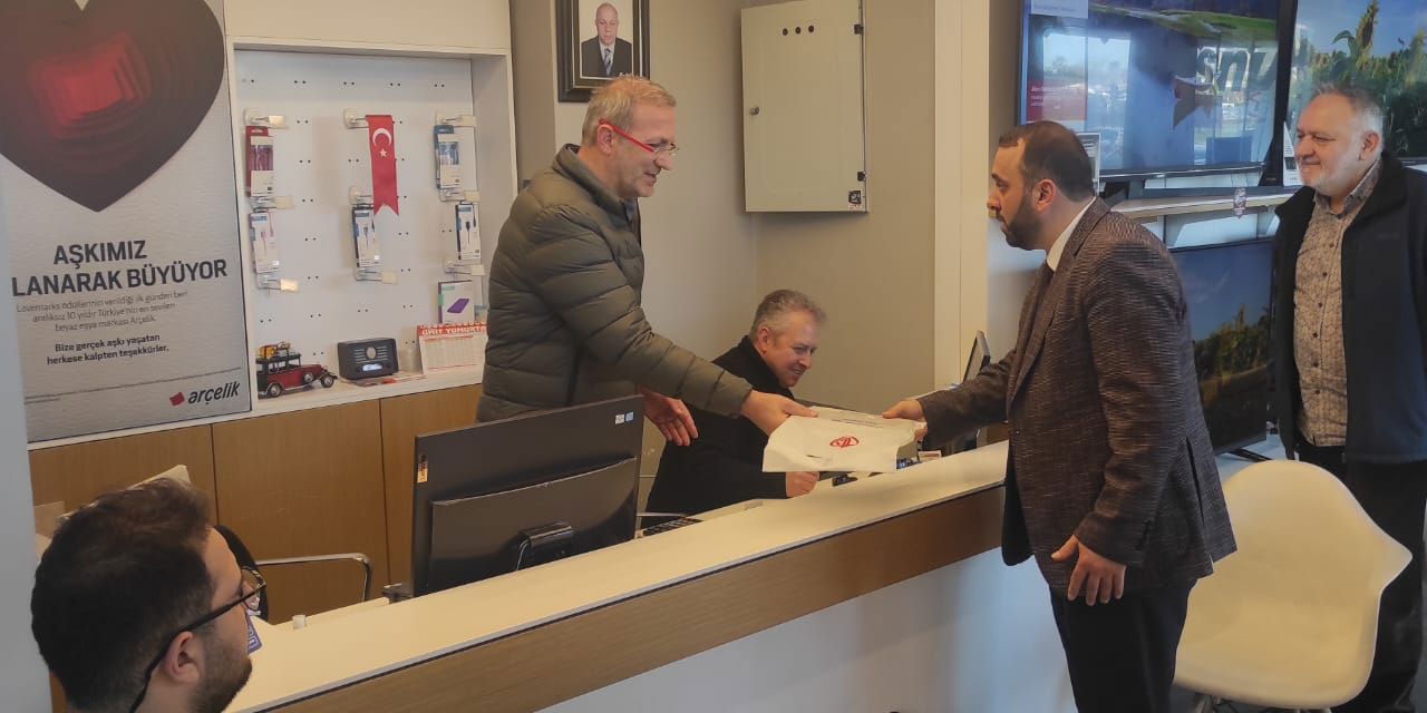 Rize Müftüsü Çakmakçı Esnafa Kur’an Hediye Etti