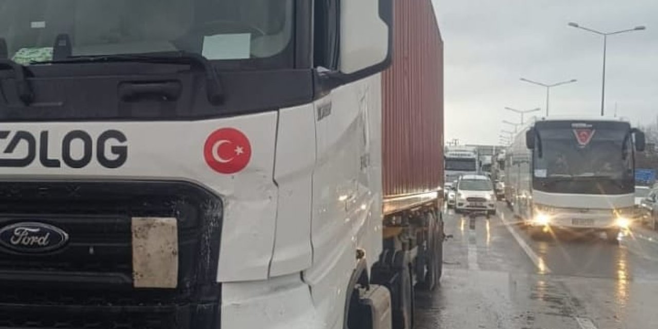 Bursa'da Tır, Kırmızı Işıkta Bekleyen Hafif Ticari Araca Çarptı: 3 Yaralı