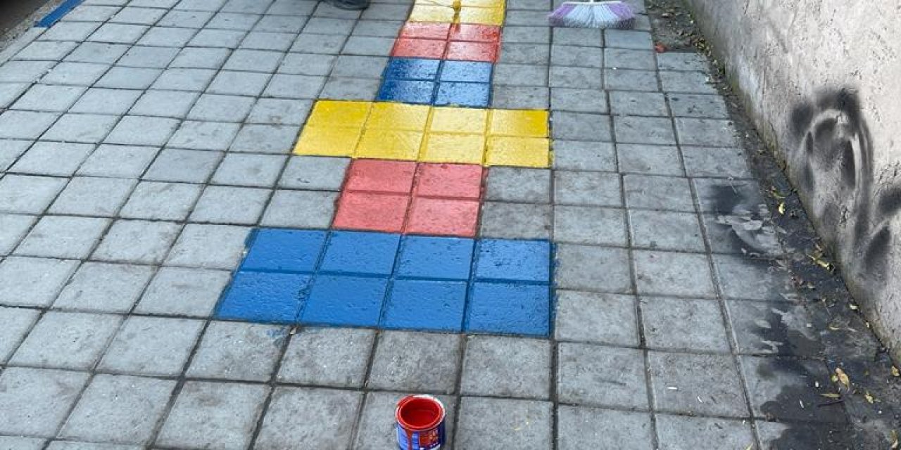 Batman'ın 'Seksek' Kaldırımı; Çocuklar Kadar Yetişkinler De Sekerek Geçiyor