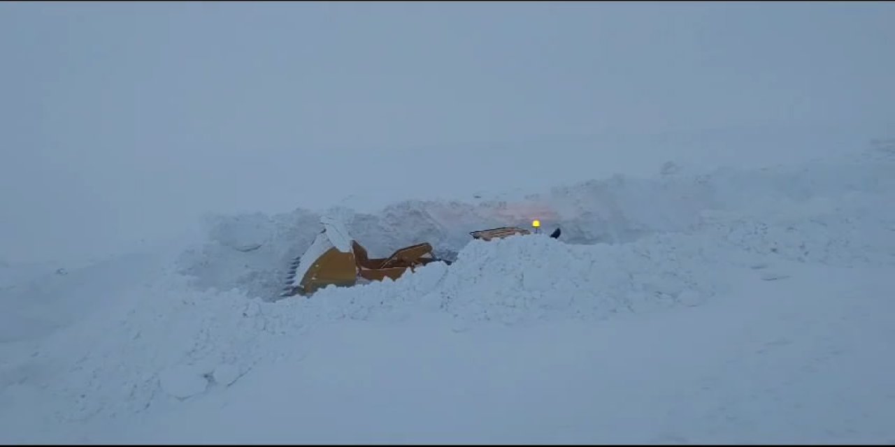 Karlıova'da Kar 4 Metreyi Geçti, İş Makinesi Gözden Kayboldu