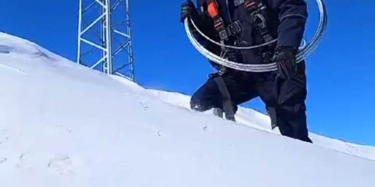 Bitlis'te Ekipler, Karlı Yolları Aşıp Elektrik Arızasını Giderdi