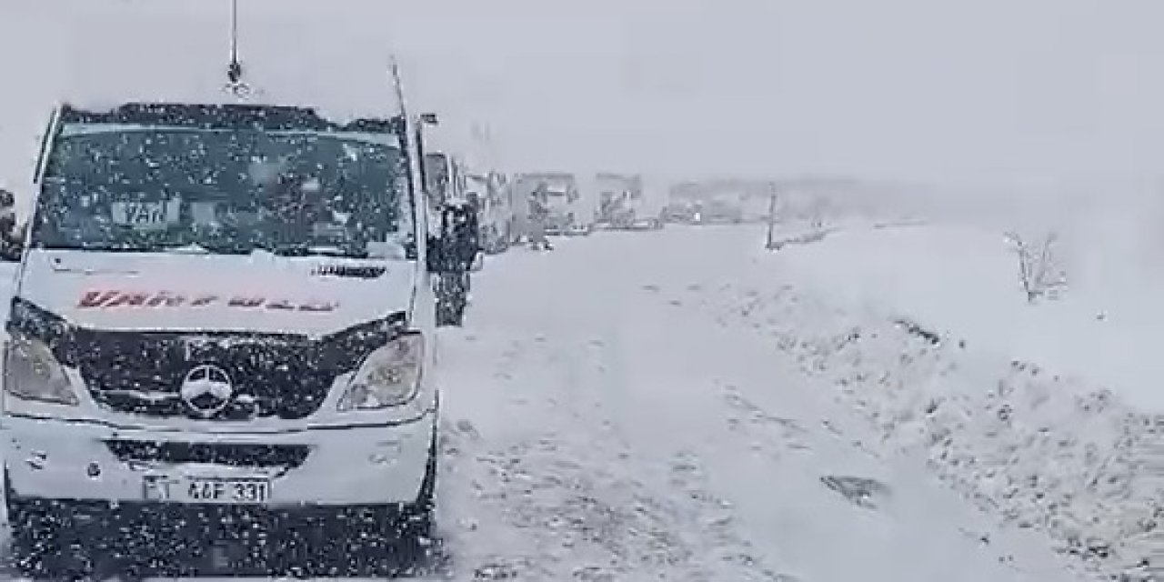 Yüksekova- Şemdinli Kara Yolunda Kara Saplanan Araçtakiler Kurtarıldı