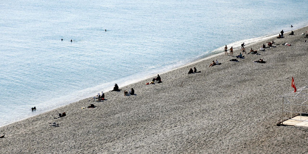 Denizin Sıcaklığı Havayı Geçti; Turistler Yüzdü