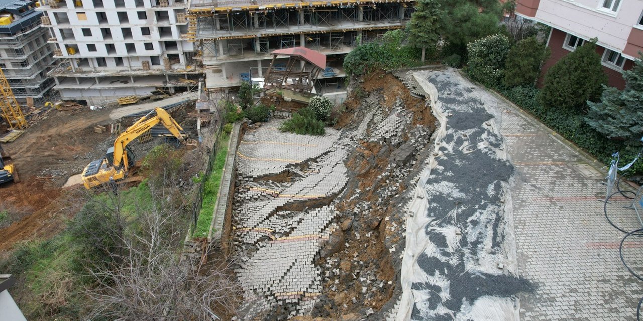 Üsküdar'da İstinat Duvarı Çöktü : Bina Boşaltıldı