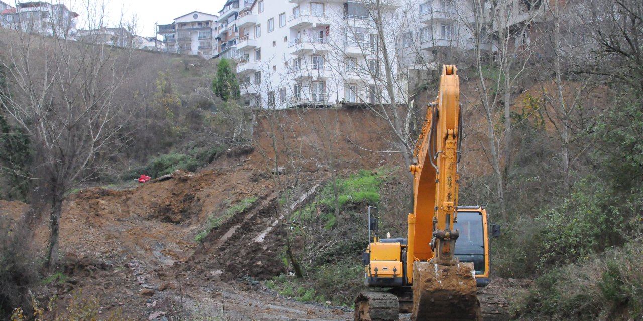 Heyelan Nedeniyle Tahliye Edilen Binadakiler, Çalışmaların Ardından Evlerine Geçebilecek