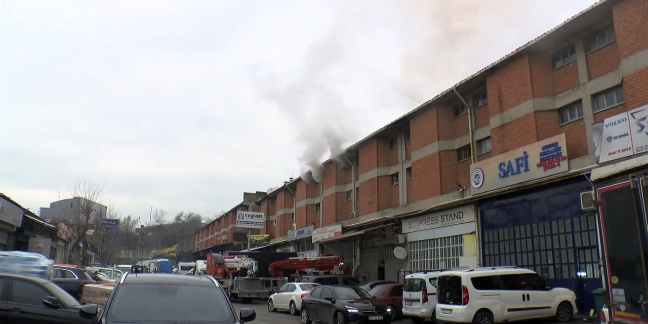 Başakşehir'de Oto Yedek Parça Dükkanında Yangın