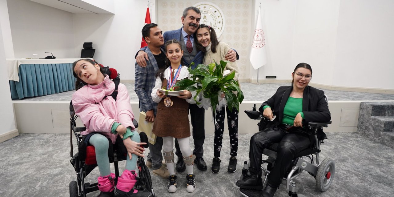 Bakan Tekin, Özel Gereksinimli Öğrencilerle Buluştu