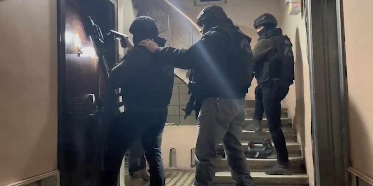 (Ek Fotoğraflarla) İstanbul'da Deaş Operasyonu: 8 Gözaltı