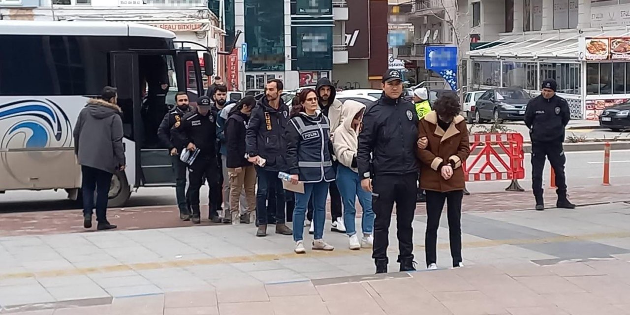 Kırşehir'de, 'Sibergöz-12' Operasyonunda Yakalanan 13 Kişi Adliyede