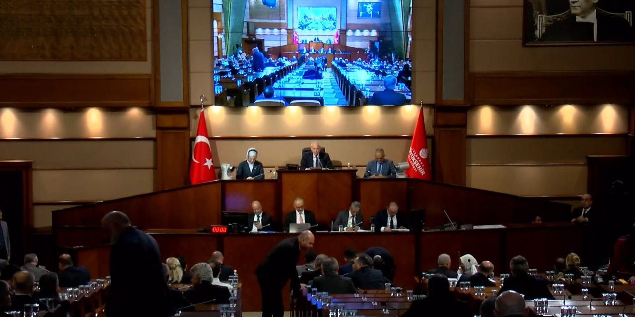 İbb Meclis Toplantısında Partisini Eleştirdi; Ak Parti'yi Övdü