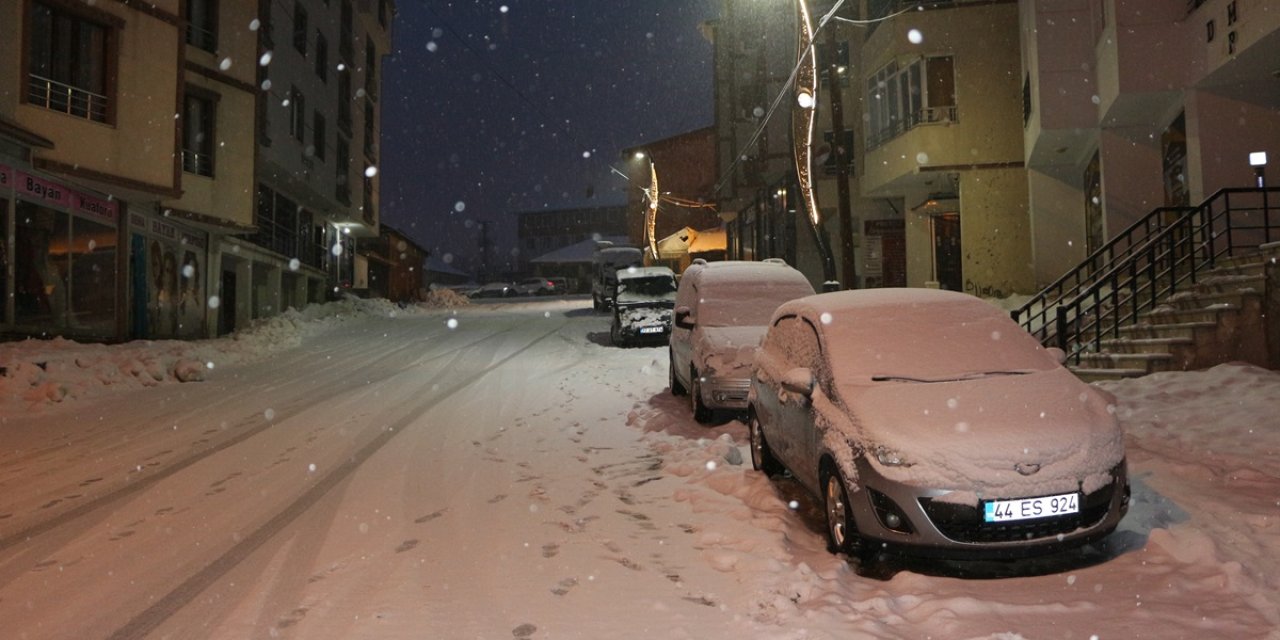 Karlıova'da Kar 4 Metreyi Geçti, İş Makinesi Gözden Kayboldu (2)