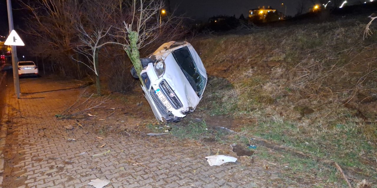 Kontrolden Çıkan Otomobil, Aydınlatma Direğine Çarpıp, Takla Attı: 1 Yaralı