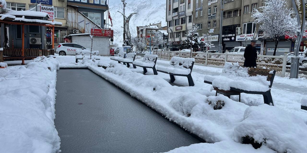 Hakkari'de, 284 Yerleşim Yerinin Yolu Kardan Kapandı