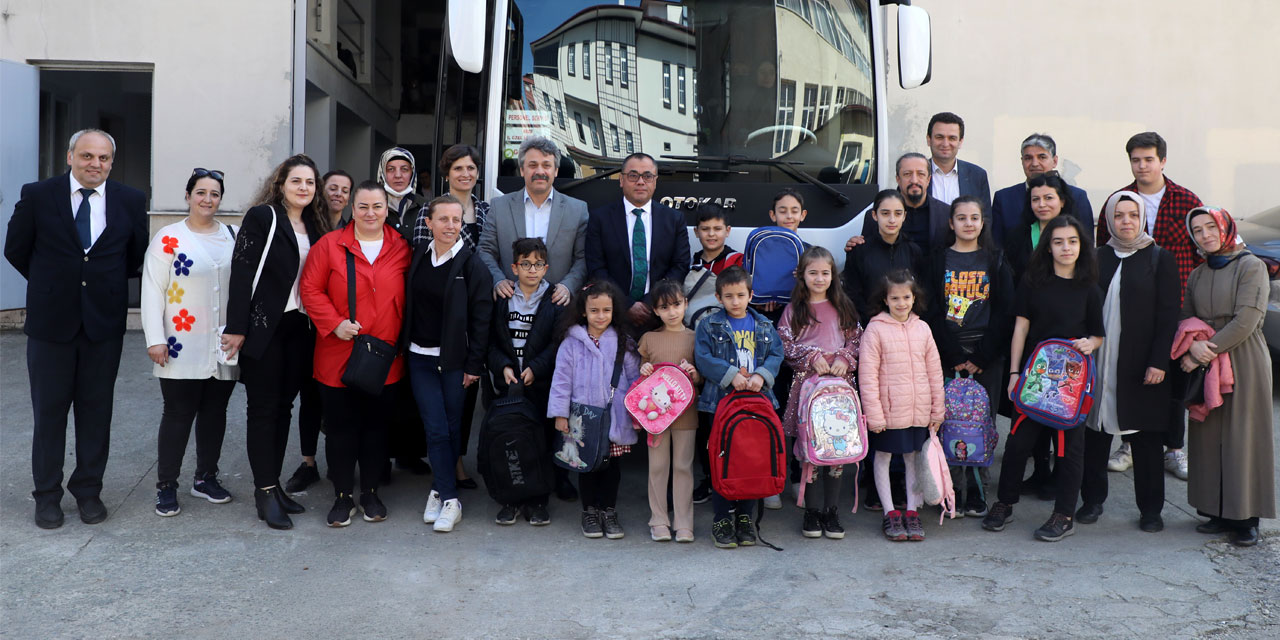 Rize'de toplanan kırtasiye malzemeleri Nurdağı'ndaki depremzede çocuklara gönderildi