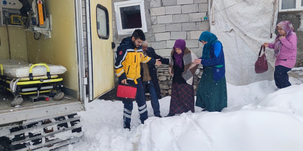 Yolu Kardan Kapanan Mezrada Rahatsızlanan Hamile Kadın, Paletli Ambulansla Alındı