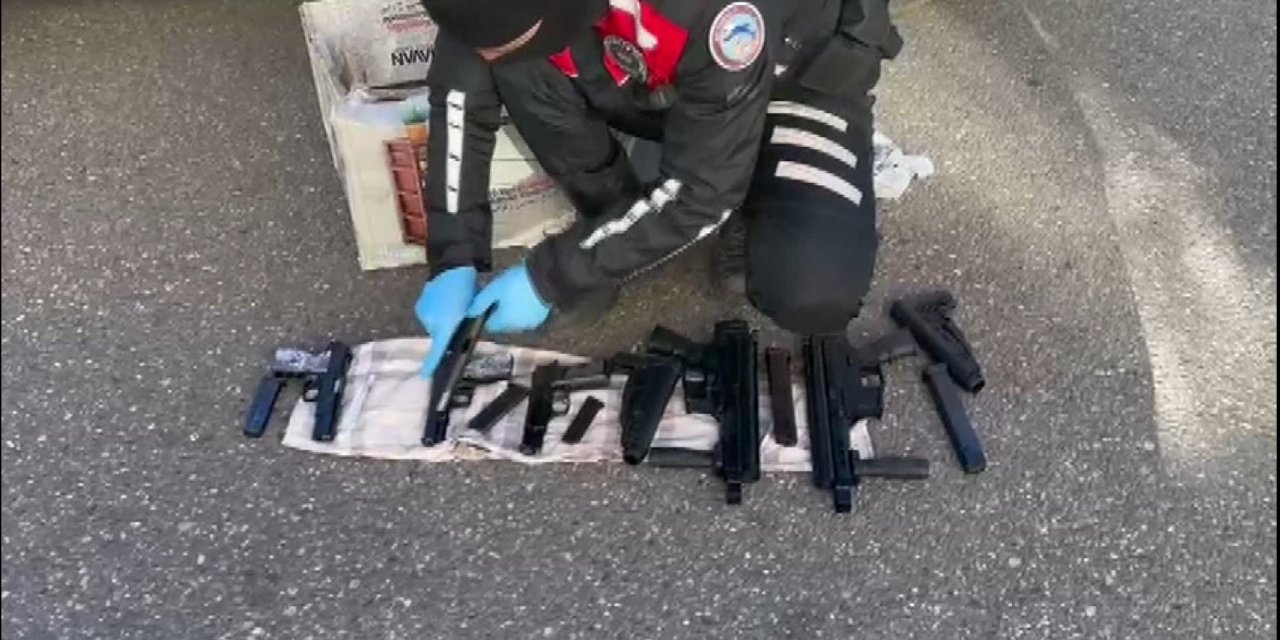 Taksiden 2 Otomatik Tüfek İle 4 Tabanca Çıktı; Sürücü Gözaltında