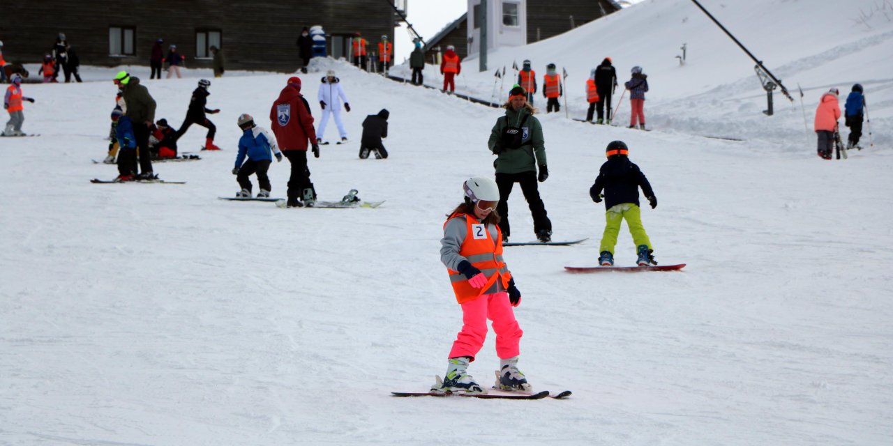 Kayak Tutkunları, Kartalkaya'da Pistleri Doldurdu