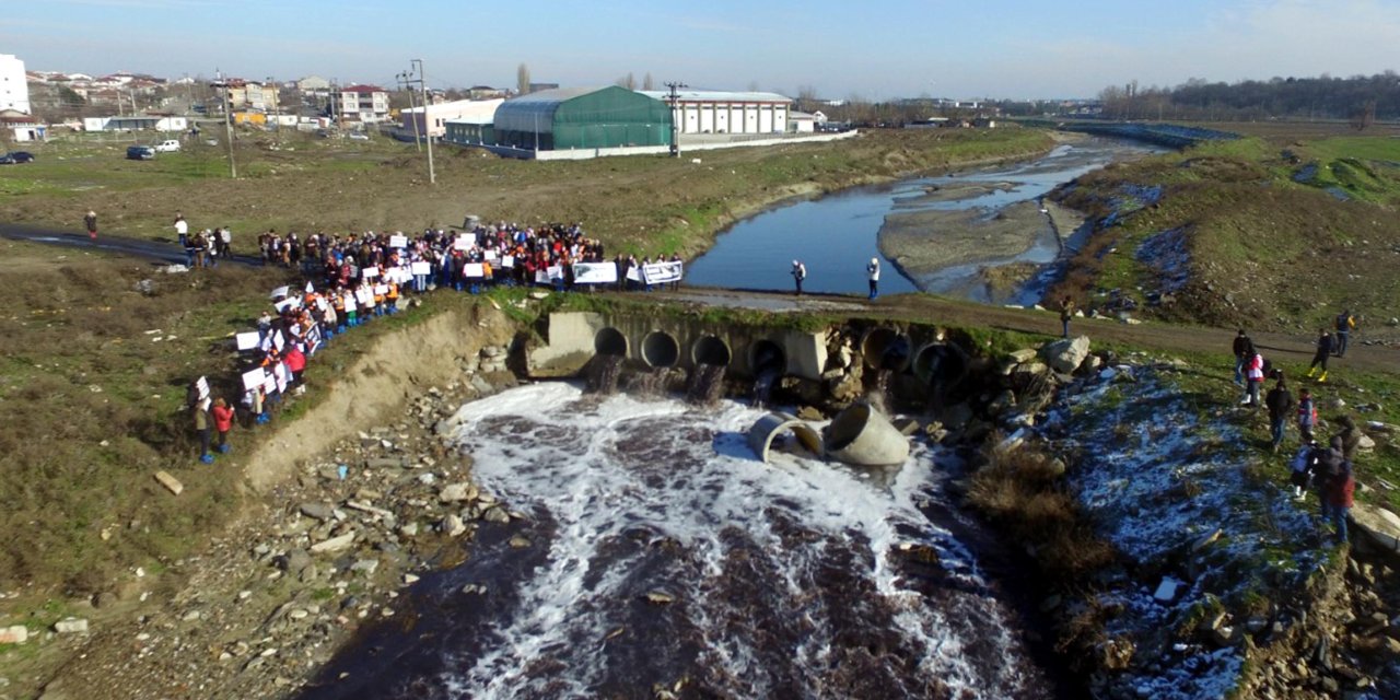 Lösev'den Kirli Akan Çorlu Deresi'nde 'Sen De Kansere Dur De' Etkinliği