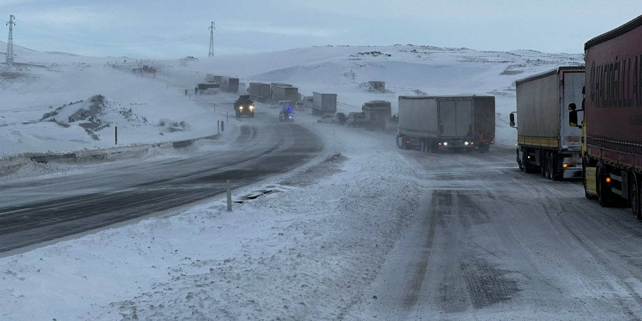 Tendürek Geçidi Kardan Kapandı, Çoğu Tır Onlarca Araç Mahsur Kaldı