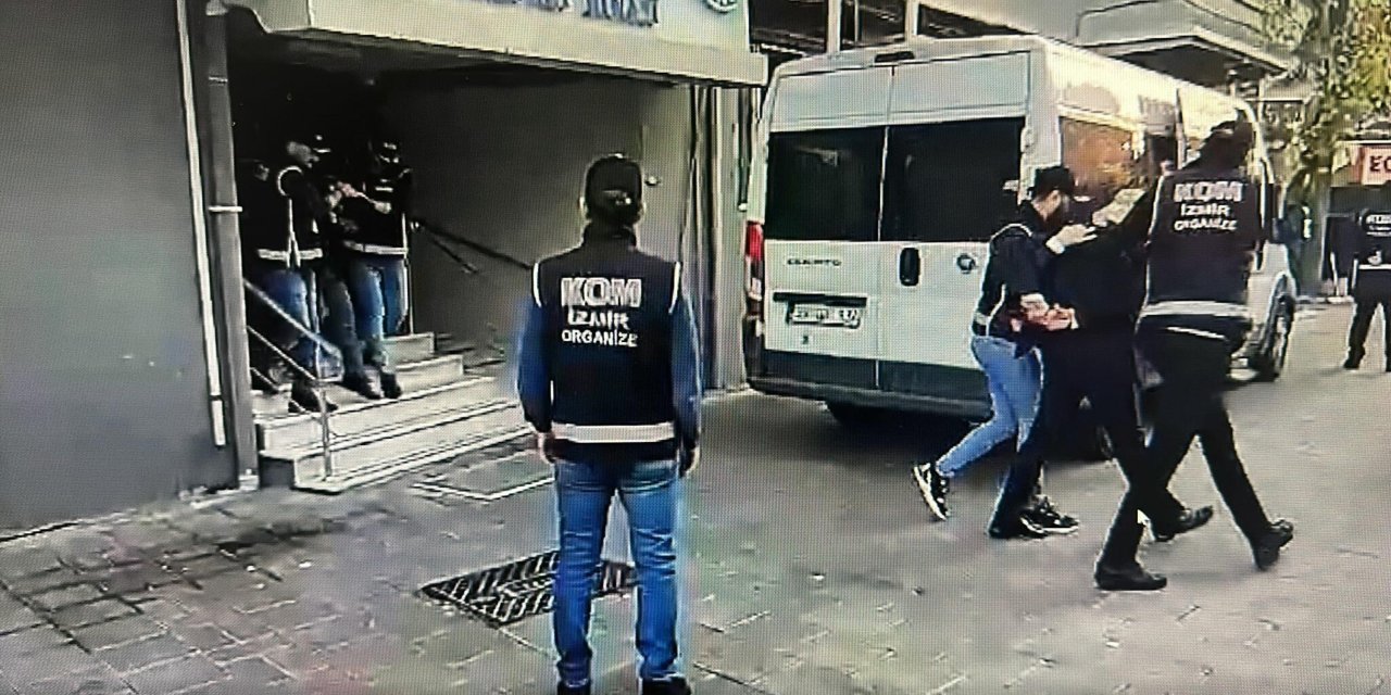İzmir'de, 1'i Fetö'den Aranan 2 Firari Hükümlü Yakalandı