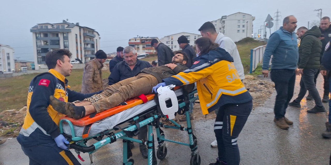 Sollamak İstediği Taksiye Çarpan Hafif Ticari Araç, Toprak Alana Uçtu: 4 Yaralı