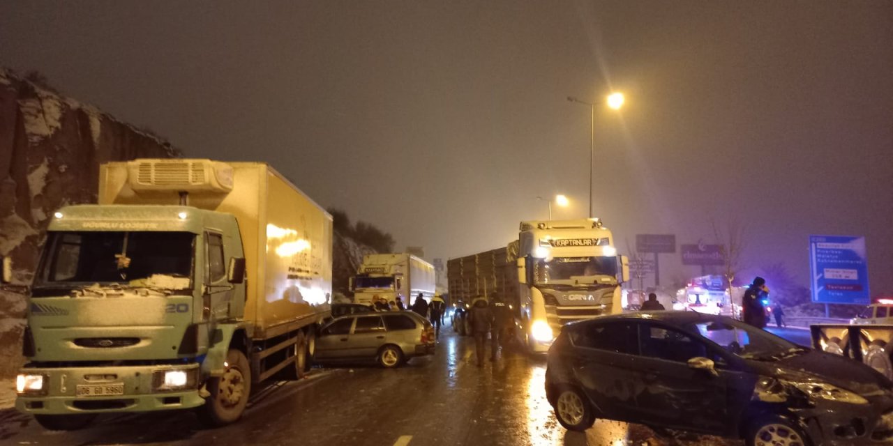 Kayseri'de 8 Aracın Karıştığı Zincirleme Kazada 5 Kişi Yaralandı