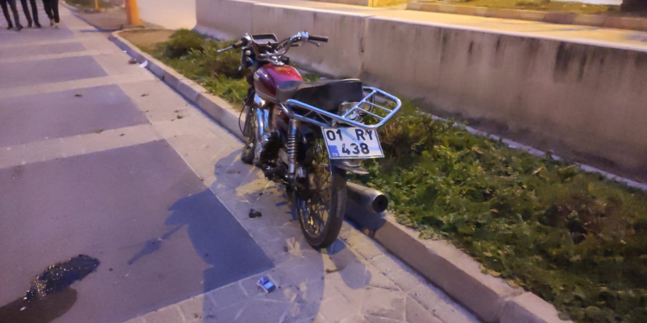 Adana'da, Beton Bariyere Çarpan Motosikletteki 2 Kişi Yaralandı