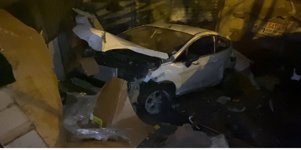 Sultanbeyli'de Kaza Yapan Sürücü Yaralı Arkadaşını Bırakarak Kaçtı