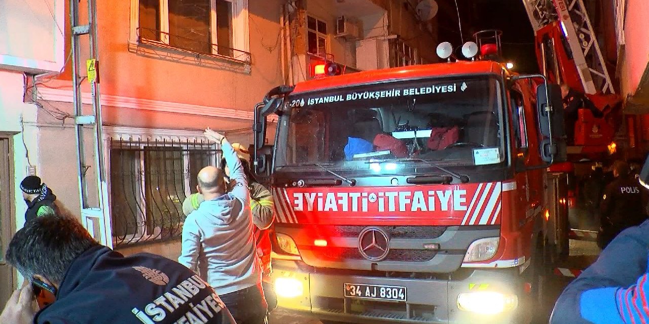 Kağıthane'de Yangın Bitişiğindeki Binalara Sıçradı; Mahsur Kalan 4 Kişi Kurtarıldı