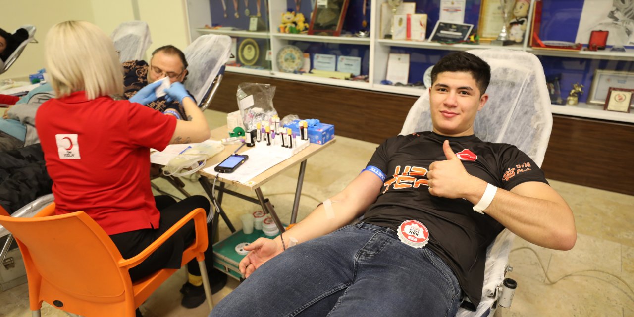 Milli Sporcular, Antrenörleri Ve Aileleri Kan Bağışladı