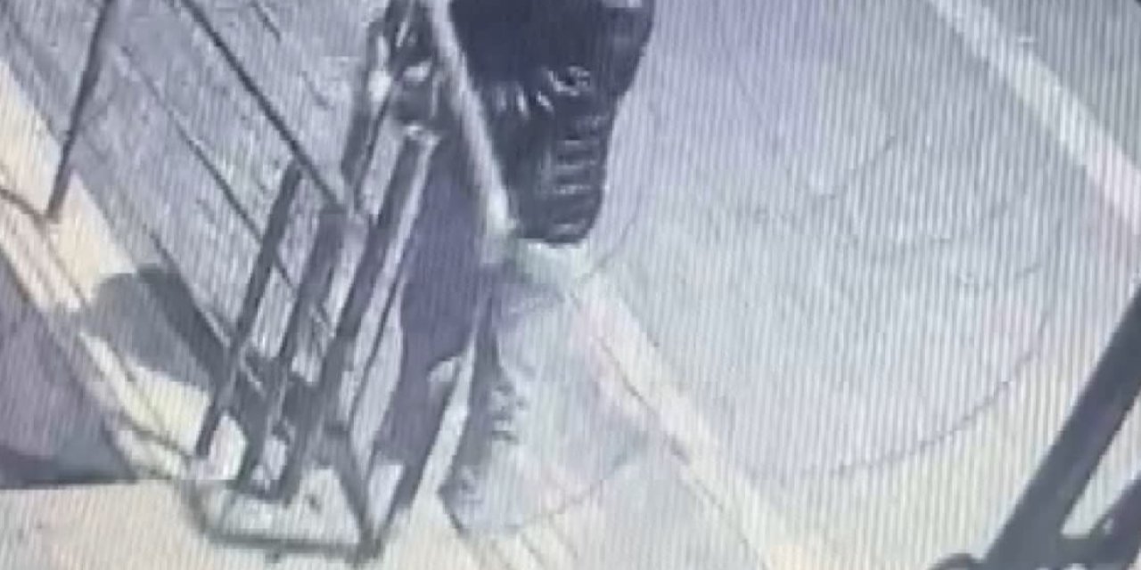 Avcılar'da Binanın Demir Bahçe Kapısını Çaldılar